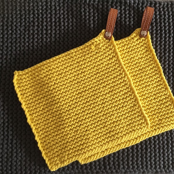 Gelbe Topflappen aus weichem Baumwolljersey gestrickt mit Lederaufhänger