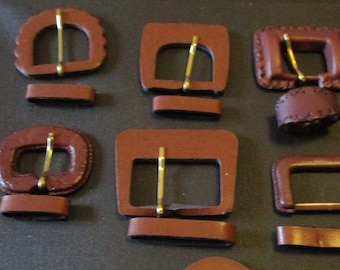 1 (2) hebilla de cinturón cada una con funda de cuero o de cuero, color marrón medio o marrón rojizo, pasador de latón
