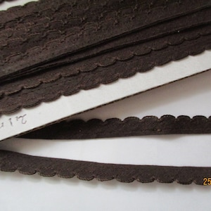 2 m schmale Borte, leicht elastisch, Saum/Kante versäubern,  1 cm, Bogenkante, VE 2m