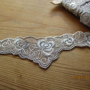 2 m elegante Rosenspitze Silbern, Tüllspitze, Wäschespitze, Nachtgewand, Unterwäsche, Ausschnitt T-Shirt, Synthetik