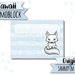 Può includere: Un blocco note Kawaii con un'illustrazione di una volpe artica bianca. Il blocco note ha uno sfondo azzurro con contorni di animali e un fumetto. Il testo "Kawaii MEMOBLOCK" e "Original SAMMYFIM DESIGNS" sono inclusi.