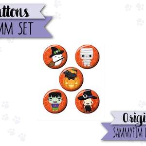 Puede incluir: Conjunto de cinco botones de 25 mm con temática de Halloween. Los botones presentan un fantasma, una momia, una bruja, un monstruo de Frankenstein y un gato negro con una calabaza. Los botones son de color naranja con contornos negros y detalles blancos.