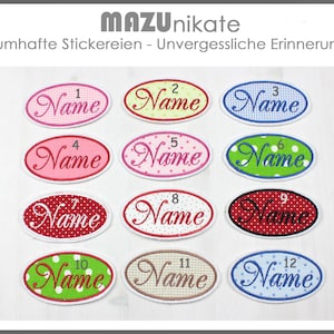 Könnte beinhalten: Zwölf ovale gestickte Aufnäher mit verschiedenen Hintergrundfarben und weißen Punkten. Jeder Aufnäher hat das Wort "Name" in einer kursiv geschriebenen Schrift mit einer Nummer über dem Wort gestickt. Die Nummern reichen von 1 bis 12.