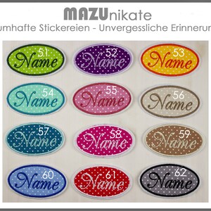 Könnte beinhalten: Zwölf ovale Bügelbilder mit weißen Punkten und dem Wort "Name" in weißer Stickerei. Jedes Bügelbild hat eine Nummer von 51 bis 62.