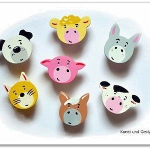 Könnte beinhalten: Sieben Holztierfiguren mit bemalten Gesichtern. Die Tiere umfassen eine Kuh, ein Schwein, ein Pferd, einen Esel, eine Katze, einen Hund und ein Schaf. Die Figuren sind alle in leuchtenden Farben bemalt und haben freundliche Gesichtsausdrücke.