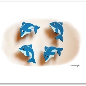 Op de afbeelding: Vier blauwe dolfijn-figuurtjes zijn in een cirkel op een lichtbruine achtergrond gerangschikt. De dolfijnen kijken in verschillende richtingen en hebben een cartoonachtig uiterlijk.