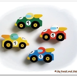 Op de afbeelding: Vier houten speelgoed raceauto's in verschillende kleuren en nummers. De auto's zijn groen, rood, geel en blauw. Elke auto heeft een nummer één aan de zijkant.