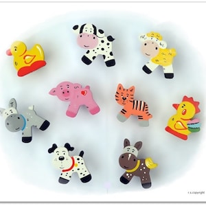 Könnte beinhalten: Ein Set aus neun Holztierfiguren, die in leuchtenden Farben bemalt sind. Die Tiere umfassen eine Kuh, ein Schwein, eine Ente, ein Schaf, einen Tiger, ein Huhn, einen Esel, einen Hund und ein Pferd. Die Figuren stehen alle auf einem weißen Hintergrund.