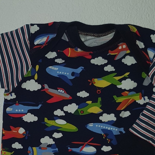 Handmade Langarm - Babyshirt Gr. 68 m. amerik. Ausschnitt Flugzeuge dunkelblau