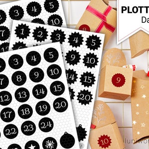 Puede incluir: Un conjunto de pegatinas imprimibles en blanco y negro con los números del 1 al 24, un copo de nieve, una estrella y un adorno navideño. Las pegatinas están diseñadas para un calendario de adviento DIY. La imagen también muestra una bolsa de papel marrón con una cinta roja y el texto "PLOTTER Datei".