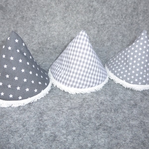 Könnte beinhalten: Drei graue Stoff-Topflappen in Kegelform mit weißem Besatz. Einer hat ein weißes Sternenmuster, einer ein weißes Gingham-Muster und einer ein weißes Sternenmuster.