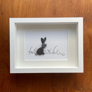 Kieselsteinbild Hase im Gras