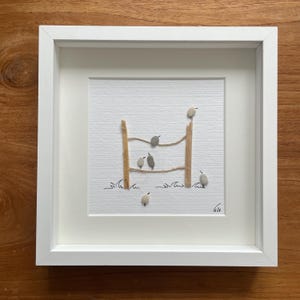 Kieselsteinbild Vögel auf Zaun