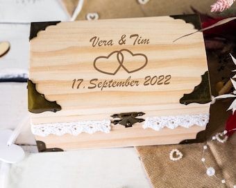 Schatztruhe "Herzen" Trauringbox aus Holz mit Gravur | Personalisiert mit Namen | Schatzkiste Geschenk als Erinnerung | Erinnerungsbox