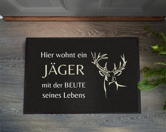 Fußmatte mit Spruch "Hier wohnt ein Jäger mit der Beute seines Lebens" | Geschenkidee für Brautpaar | Hochzeit Trends 2024 | Hunting Deko