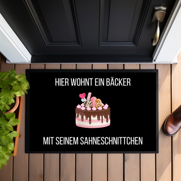 Fußmatte "Hier wohnt ein Bäcker mit seinem Sahneschnittchen" | Geschenk für Konditor | zum Richtfest / Umzug | Hochzeit Deko Trends 2024