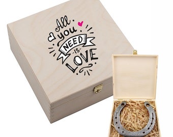 echt getragenes Hufeisen mit Gravur inkl. Holzbox "All you need is love" | Geschenkidee zur Verlobung | Hochzeitsgeschenke Trends 2023