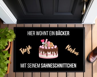 personalisierte Fußmatte mit Name "Hier wohnt ein Bäcker mit seinem Sahneschnittchen" | Deko & Hochzeit Trends 2024 | Geschenk zum Umzug