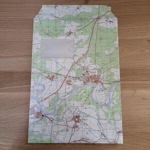 Buste postali con finestra e strisce adesive realizzate con mappe (8 pezzi) Riciclo diretto