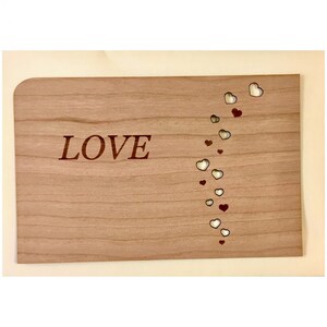 Biglietto augurale in legno di ciliegio con busta "Love"