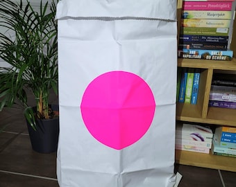 Weißer Papiersack mit „PINKER PUNKT“-Aufdruck – Aufbewahrungssack und moderne Deko für Zuhause