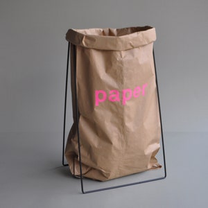 Porta sacchetti di carta nero con sacchetto per la carta straccia (rosa / bianco)