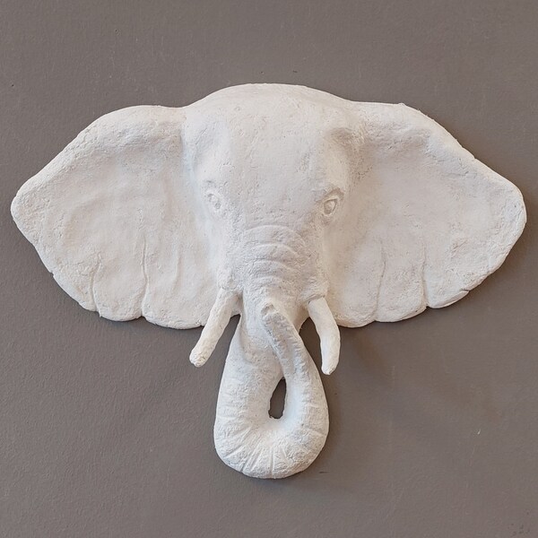 Éléphant en papier mâché blanc