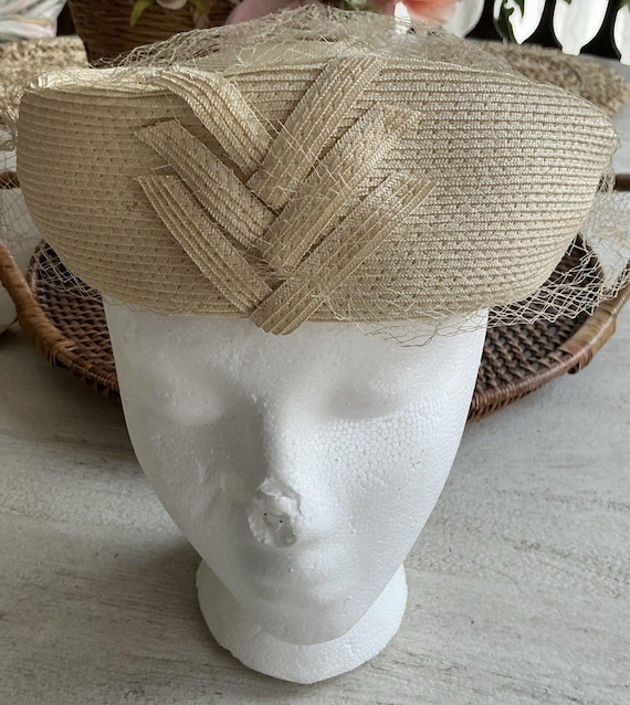 Vintage Womens Bumper/pillbox Woven Cream W/V Design Hat W/net