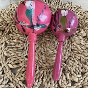 Paar (2) roze maracas met MEXICO erop geschreven