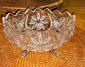 Vintage vacker pressat klart ovalt glas med fot