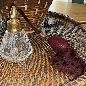 Puede incluir: Un juego de tres tazas de cerámica con un acabado mate moteado. Las tazas son de color crema, gris claro y gris oscuro. Cada taza tiene un diseño simple y minimalista y un asa redondeada.