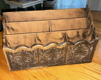 Organizador de correo de escritorio Lerner vintage, color marrón, con flores talladas.