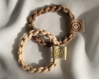 Haarelastiekje “Smiley” | Suède | bruin | handgemaakt | Haaraccessoires | Armband | Sieraden | blijf lachen