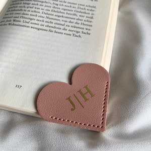 Personalisiertes Lesezeichen Initialen Herz Leder Lederlesezeichen Bookmark Geschenkidee Bücherwurm Leseratte handgemacht Bild 1