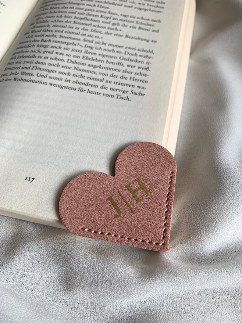 Personalisiertes Lesezeichen Initialen Herz Leder Lederlesezeichen Bookmark Geschenkidee Bücherwurm Leseratte handgemacht Bild 1