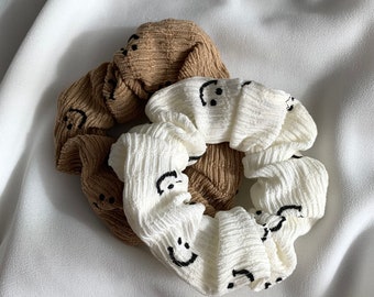 Scrunchie „Smiley“ | creme beige | braun | Haargummi | Haar Accessoires | Haar Zubehör | Armband | Schmuck | keep smiling