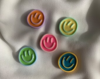 Magneet “Smiley” | willekeurige kleur | koelkastmagneten | Magneten | Magnetische wand | koelkast | Smiley | Glimlach | Kleurrijk | Decoratie | Goed gezind