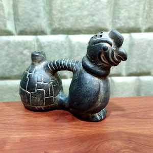 以下が含まれることがあります： 鳥の形をした黒いセラミック製の塩とコショウのセット。塩入れは、丸くてテクスチャのある容器で、注ぎ口が付いています。コショウ入れは、丸い体と長いクチバシを持つ鳥です。鳥は塩入れをクチバシで持っています。