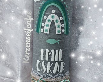 Peut inclure: Bougie de baptême grise avec un arc-en-ciel vert et blanc, une colombe blanche, un poisson vert, et les noms "Emil Oskar" et la date "4.9.2021".