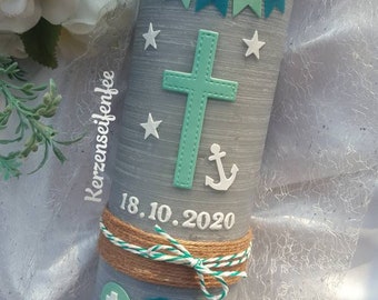 Peut inclure: Une bougie de baptême grise avec une bannière "ZUR TAUFE". Elle présente une croix, des étoiles et une ancre. La date "18.10.2020" et le nom "Karl" sont également affichés. La bougie est décorée avec de la ficelle et une ficelle verte.