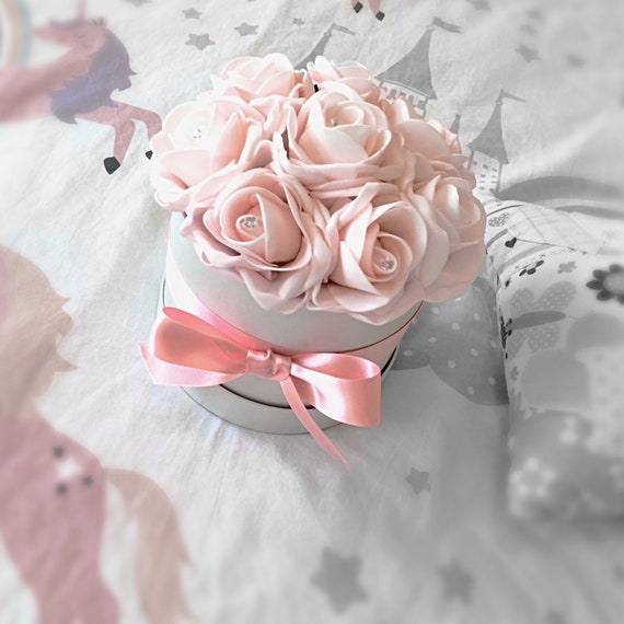 Boîte Artificielle De Chapeau De Fleur De Roses Roses Légères Avec Le Ruban De Diamanté Et Rose