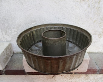 ancien moule à gâteau en métal - vintage années 1950 - 23 cm - moule à pâtisserie - rond avec cheminée - rustique - maison de campagne - cuisine décorative - décoration de cuisine