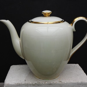 Kaffe- eller tekanna - vintage - 1950- eller 1960-tal - porslinskanna med guldkant - Schumann Bavaria - subtilt randig - 1,85 l -