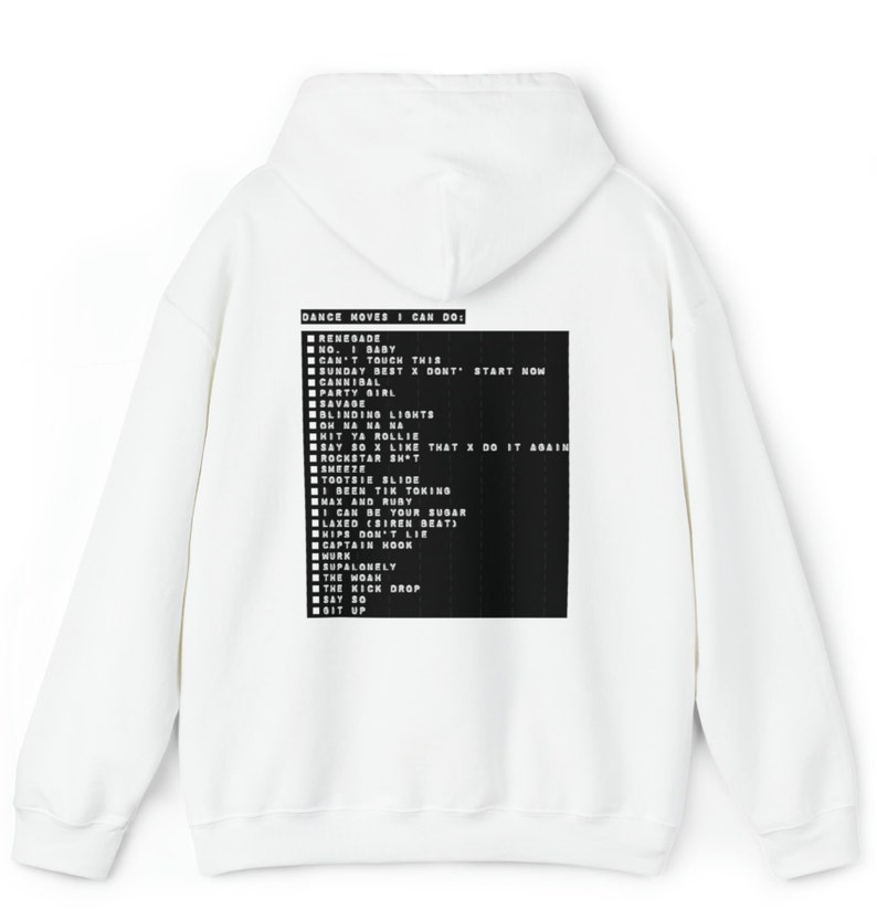 Puede incluir: Sudadera con capucha blanca con una lista de movimientos de baile impresa en la parte posterior en un rect&aacute;ngulo negro. El texto incluye frases como "Renegade", "Tootsie Slide" y "Say So". La sudadera tiene capucha y bolsillo de canguro.