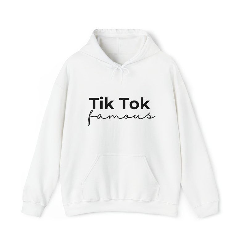 Puede incluir: Sudadera blanca con bolsillo delantero y capucha con cord&oacute;n. El texto "Tik Tok famous" est&aacute; impreso en negro en la parte delantera. La sudadera est&aacute; hecha de un material suave.