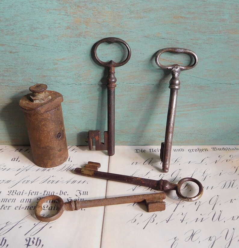 Four Old Rusty Skeleton Keys Beard Key Iron Key Shabby Etsy