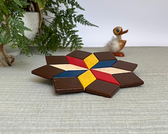 Vintage houten onderzetter, pannenonderzetter, handgemaakt geometrisch sterrenpatroon in heldere kleuren, jaren 70 design, mozaïek (1l)