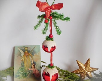 Alter Weihnachtsschmuck zum hängen, Christbaumkugeln, Tannenzweig mit Schleife und roten Kugeln, Weihnachtsbaum, Weihnachten, Vintage