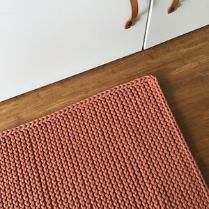 Rechteckiger Teppich aus Baumwolle, gestrickter Teppich für die Innendekoration, kann eine Matte für Bad, Küche und Balkon sein.