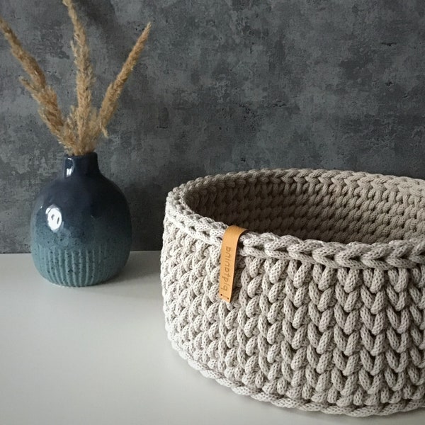 Panier au crochet pour ranger de petites choses, boîte de rangement de style bohème, décoration décorative dans un endroit confortable, décoration de maison pour un intérieur chaleureux.